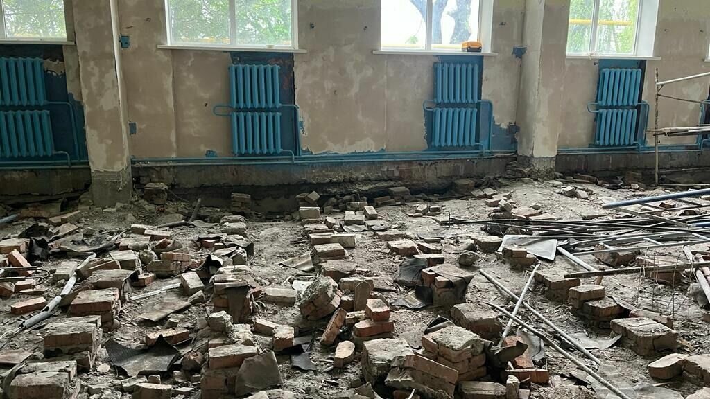     В спортивных залах учреждений образования Предгорного округа отремонтируют в текущем году напольные покрытия, заменят входные двери и систему электроснабжения, а также проведут отделочные работы потолков и стен.