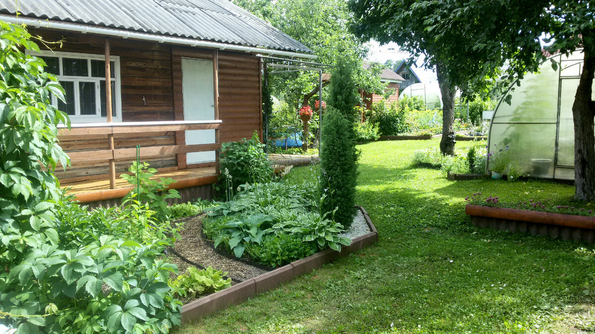 Цветник и стоянка 