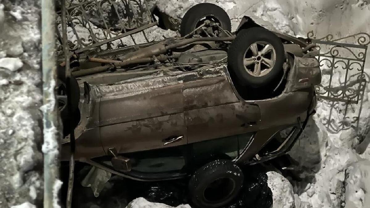    Автомобиль слетел с моста в Актобе:Telegram/POLICE_of_KZ