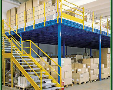 Такой вариант позволяет использовать на нижнем уровне складскую технику.