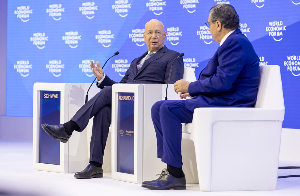 Клаус Шваб (слева) перед выступлением. Фото WEF