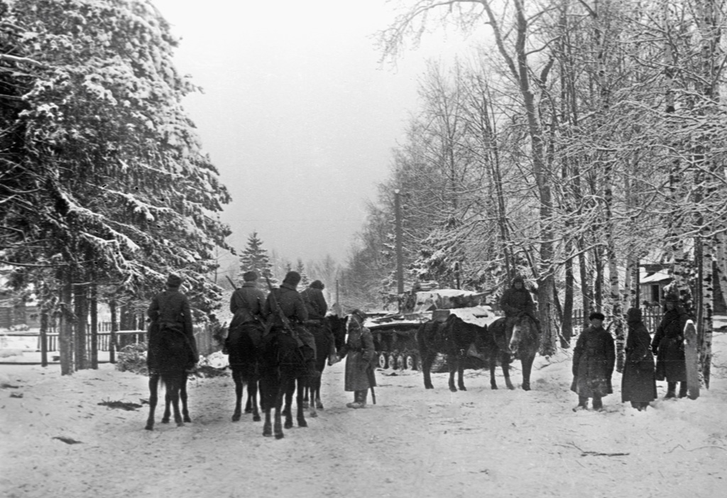 Конный патруль на улице Крюково под Москвой, 20 декабря 1941 года. Источник изображения: сайт ru.wikipedia.org