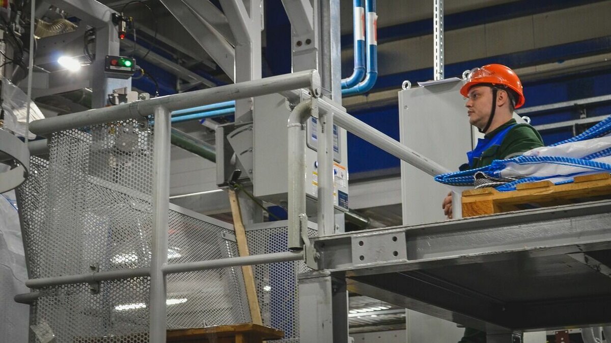     Дефицит кадров в некоторых отраслях экономики привел к существенному увеличению зарплат в столице Татарстана. Так, например, сотрудникам оборонно-промышленных предприятий обещают зарплаты до 100 тысяч рублей.