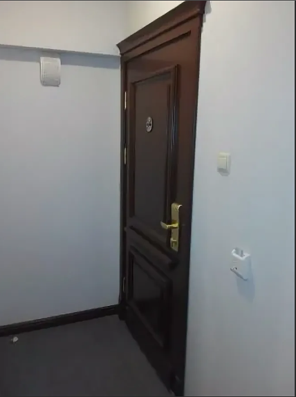 Дверь в квартиру металлсервис. Дверь в квартиру. Дверь входная с-4 в квартиру. Входная дверь в квартиру в подъезде. Номер квартиры на дверь.
