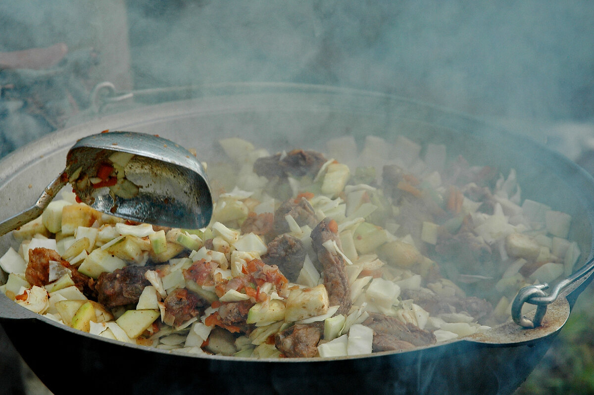 Рёбра в казане на костре. Морепродукты приготовленные в казане. Морепродукты в казане на костре. Ребра с овощами в казане.