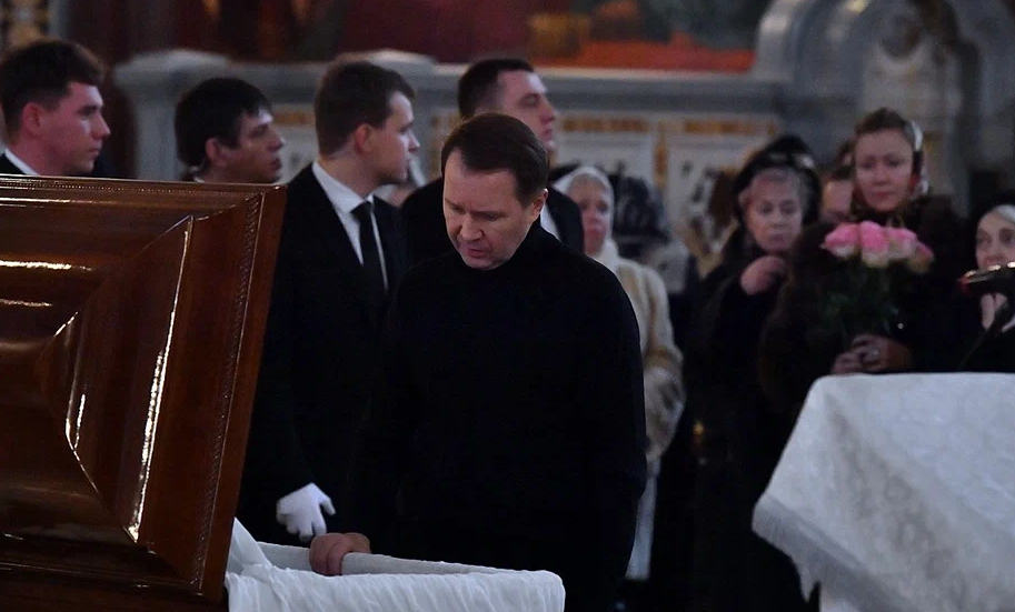 Отпевание и похороны навального. Похороны Инны Чурикова. Инну Чурикову похоронили на Новодевичьем кладбище.