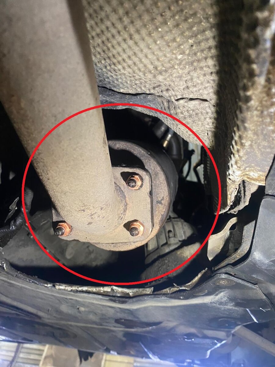 Катализатор (обведен красным кружком) находится в корпусе коллектора и стыкуется с мотором.