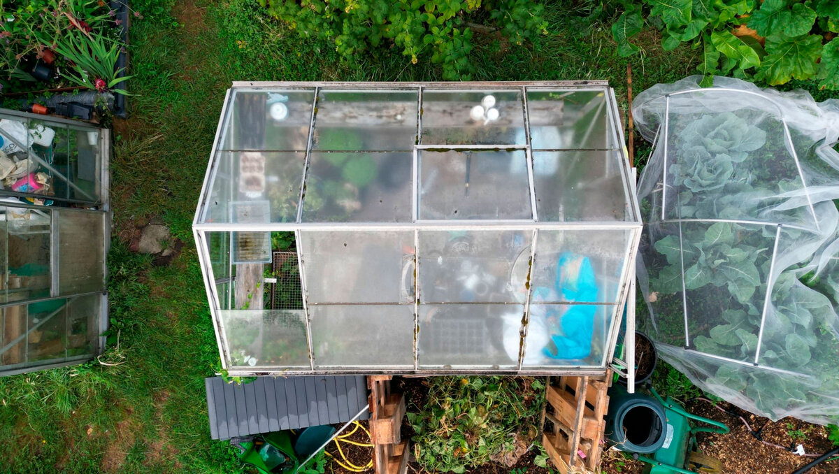 Что можно сделать из старой теплицы Turn Junk Windows Into Stunning Home Additions With These 16 Brilliant DIY Ideas