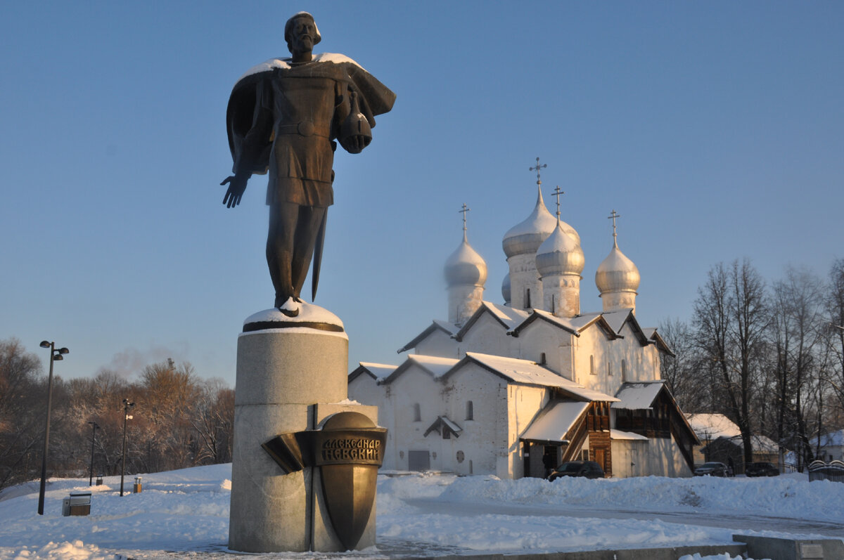 Памятник Александру Невскому и Церковь святых Бориса и Глеба в Плотниках.