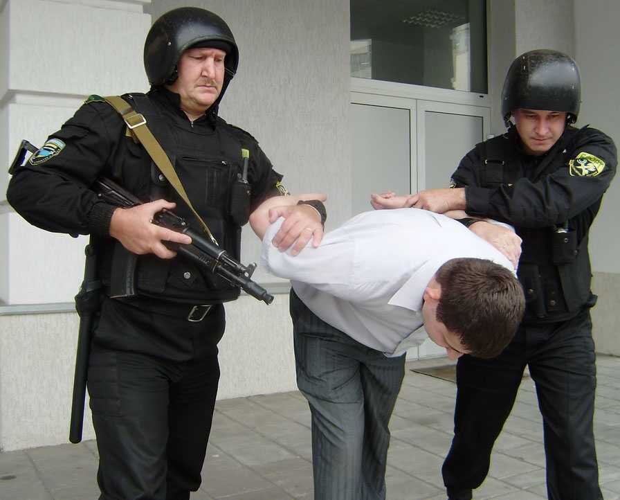 Применение огнестрельного оружия сотрудниками полиции. Чоп задержание. Сотрудник Чоп с оружием. ГБР задержание. Оружие Чоп ГБР.