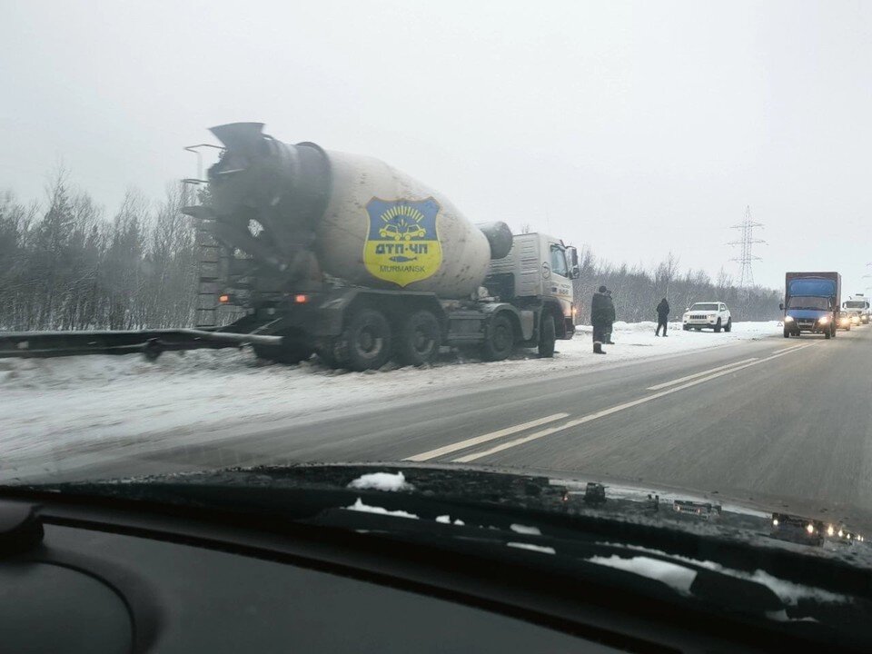     Дорогу не поделили бензовоз и легковая машина. Фото: vk.com/murmansk_dtp