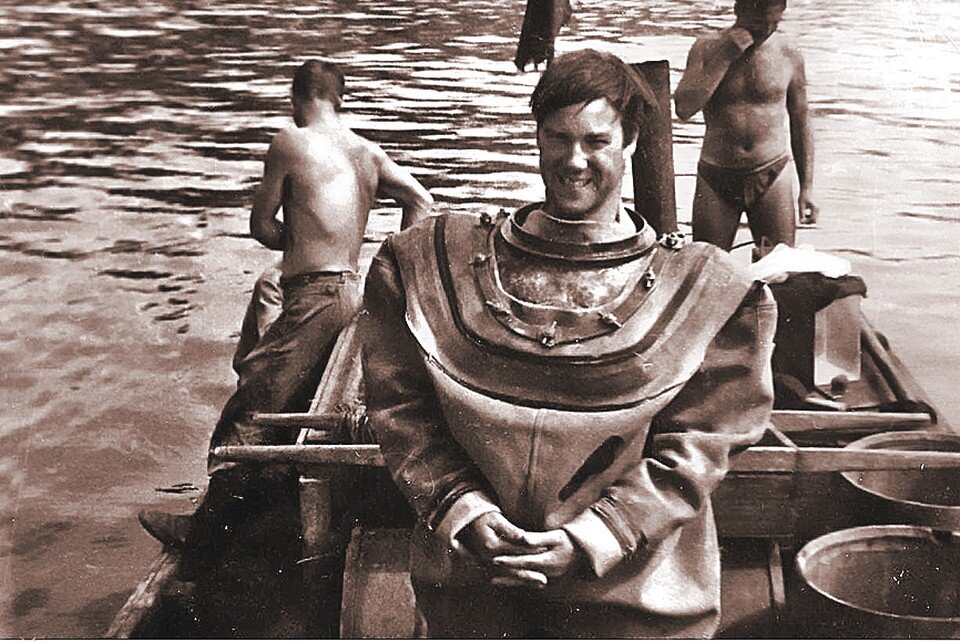     ...а таким он был на самом деле - веселым и рисковым (в водолазном костюме на Дальнем Востоке). Фото: Личный архив героя публикации