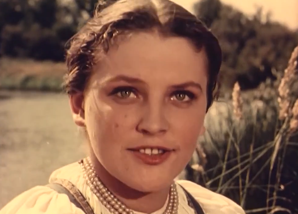 Эльза Леждей. Кадр из кинофильма "Море студеное", 1954 г., режиссер Юрий Егоров, сценаристы Владимир Крепс, Константин Бадигин, композитор Гавриил Попов (скриншот)