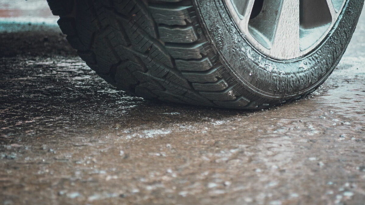     Омичи пожаловались на владельца Land Rover в ГИБДД за парковку на тротуаре.