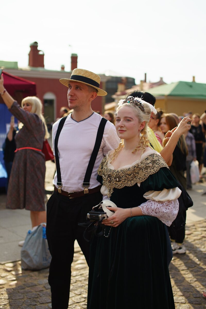 Случайное фото. Симпатичная девушка, из спины торчат руки, пустое небо