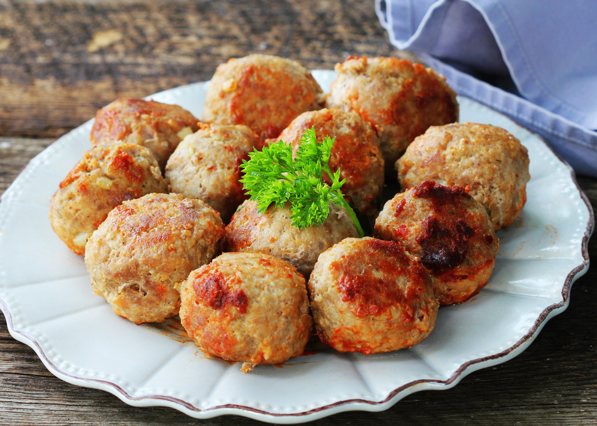 Мясные шарики из фарша на панировке. Huvudroll куриные фрикадельки. Разница Meatballs и Cutlets. Фрикадельки куриные в вилка ложка.