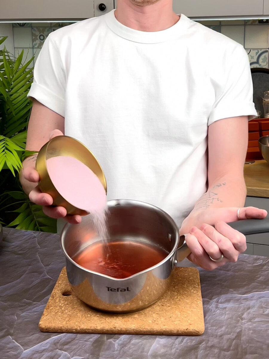 Развести в нем содержимое пакетика для приготовления желе
