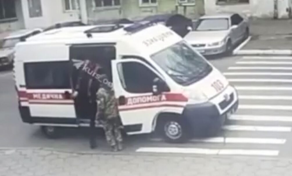 Сотрудники военкоматов в качестве засад используют гражданские автомобили. В Одессе, ,военные прячутся в автомобилях скорой помощи. Когда мимо проходит мужчина призывного возраста — люди в форме выскакивают из авто и заталкивают человека в машину. 