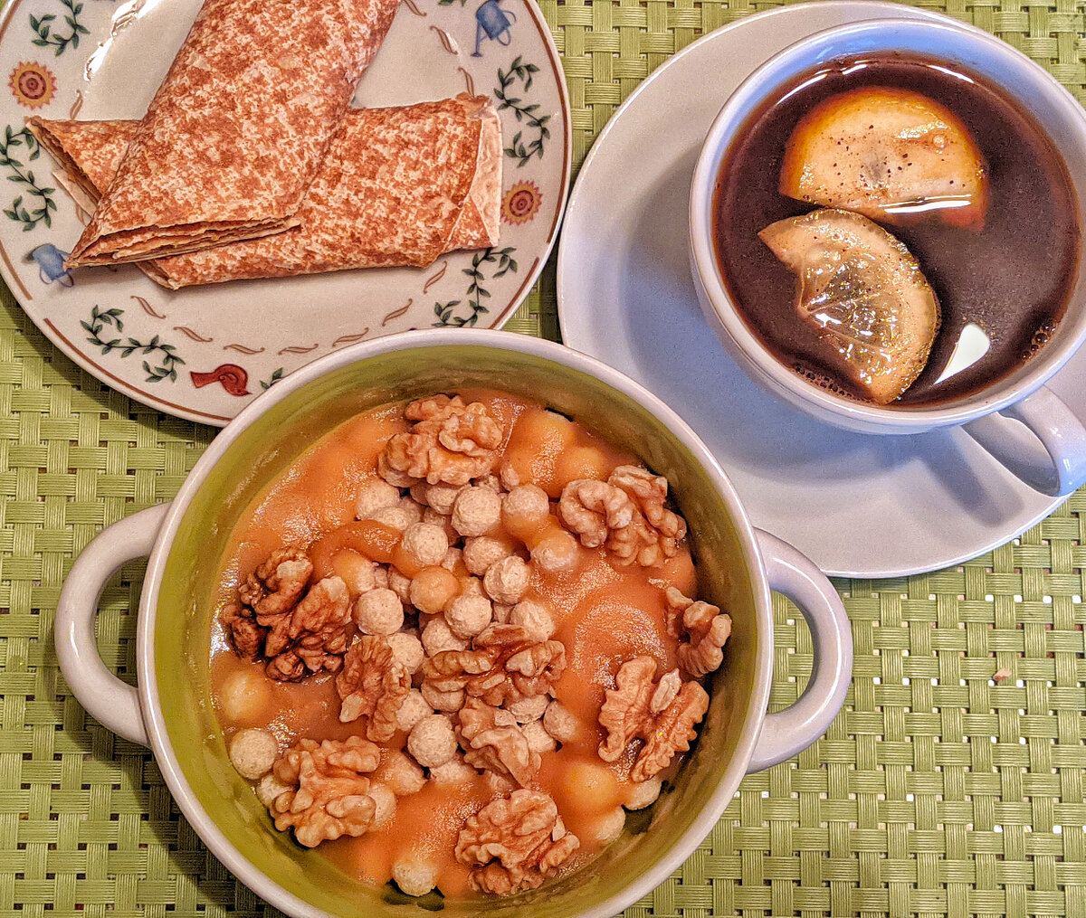 Овсяные отруби, яблочное пюре, грецкие орехи; лаваш с арахисовой пастой, кофе с лимоном