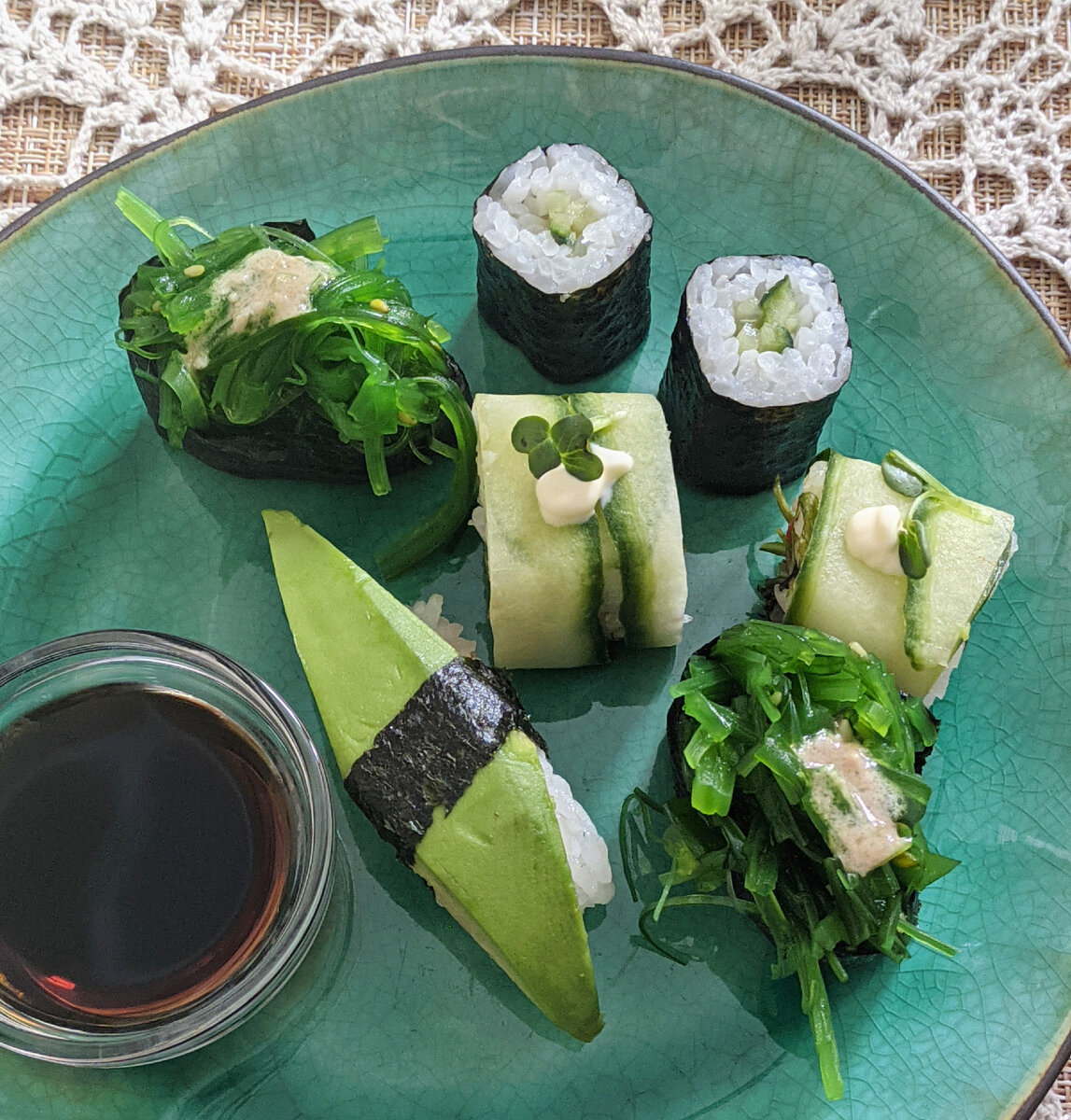 Веганские роллы, салат (картофель, грибы, огурцы), пирог "От Никитушки" с брусничным соусом