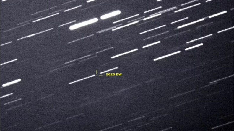     За последнюю неделю вероятность столкновения астероида с Землей изменилась. Если 1 марта ее оценивали как 1:12000, но днем позже шансы возросли до 1:710, а теперь и 1:560.