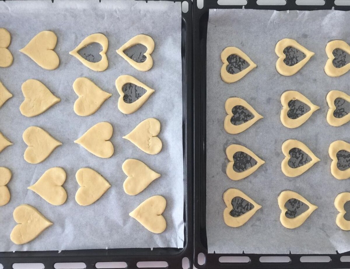 Из всех ингредиентов замесить тесто. Раскатать толщиной 5 мм. Вырезать формочкой печенье. Перенести на противень застеленный пергаментной бумагой. У половины печенья в центре вырезать формочкой меньшего размера сердечко (цветочек, звездочку). Выпекать в духовке при температуре 180 гр. Готовому печенью дать остыть. Печенье с вырезанной серединой посыпать сахарной пудрой. Целое печенье смазать вареньем. Накрыть вторым печеньем. Оставить в холодильнике на пару часов, чтобы печенье лучше склеилось (варенье застыло).