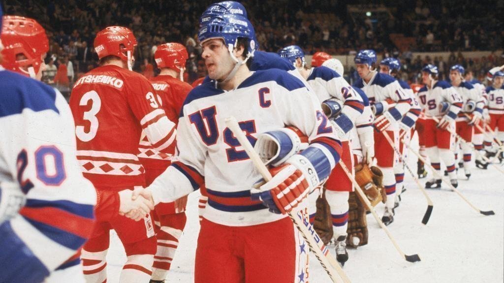 Хоккеисты сборных США и СССР после матча на Олимпиаде-1980. Фото НХЛ