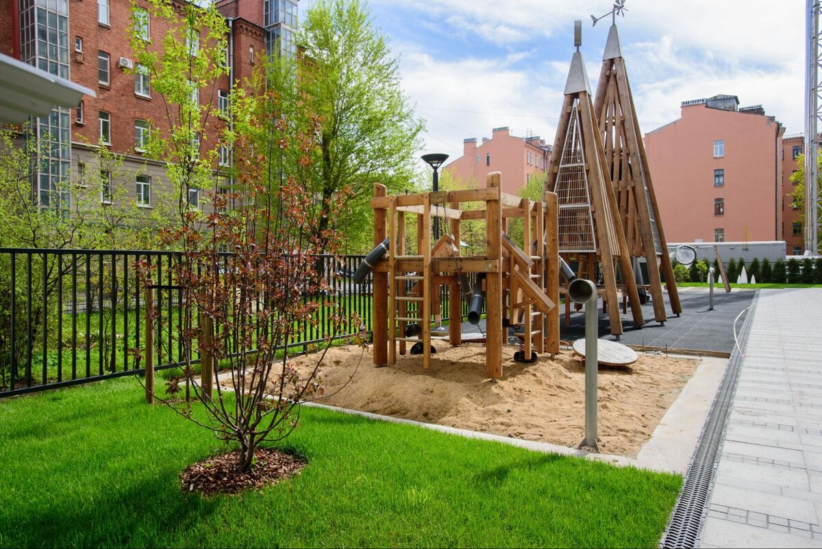 Нам очень понравилось, что во дворе есть детская деревянная площадка от немецкого бренда. Как нам сказали, площадка от этого же бренда установлена в «Новой Голландии» — большой корабль «Фрегат». Мой младшенький обожает на ней играть — иногда часами не могу загнать домой.