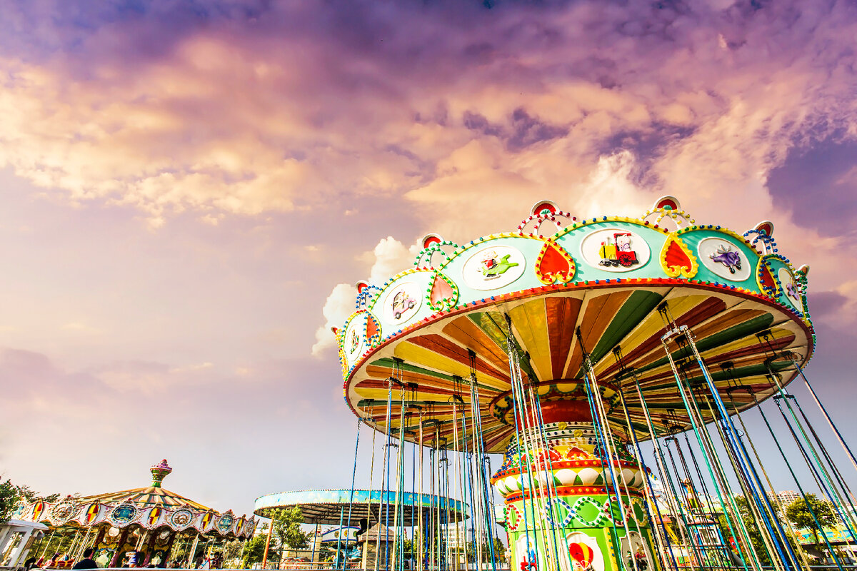 Amusement park перевод. Парк аттракционов амусемент парк. Карусель парк аттракционов. Брайтон Пьер аттракционы. Парк Маяковского Екатеринбург аттракционы.