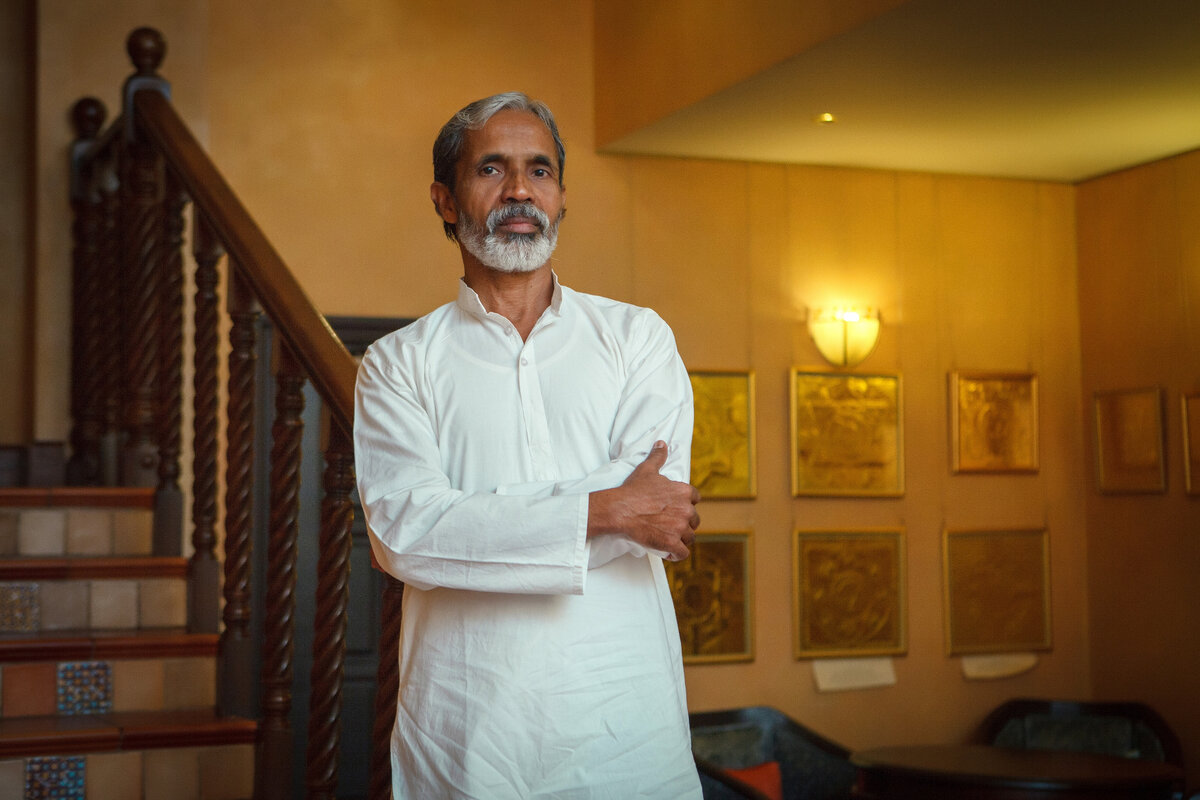 С юных лет уже имел способности к целительству. Провел 25 лет в ашрамах, где жил как аскет, изучал йогическую философию и получал сакральные знания.