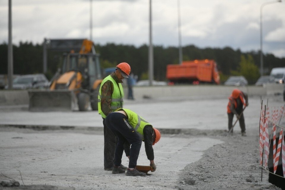     Специалисты приведут к нормативу 23 километра покрытия в Кожевниковском районе. Алексей БУЛАТОВ