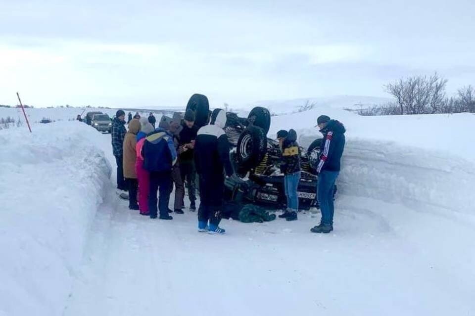     Из-за ДТП дорога на Териберку оказалась заблокирована. Фото: vk.com/my_teriberka