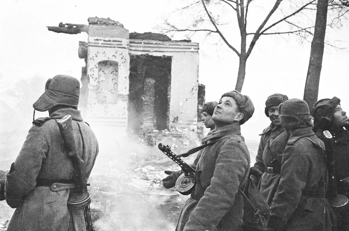 Советские солдаты в освобожденном Ржеве 