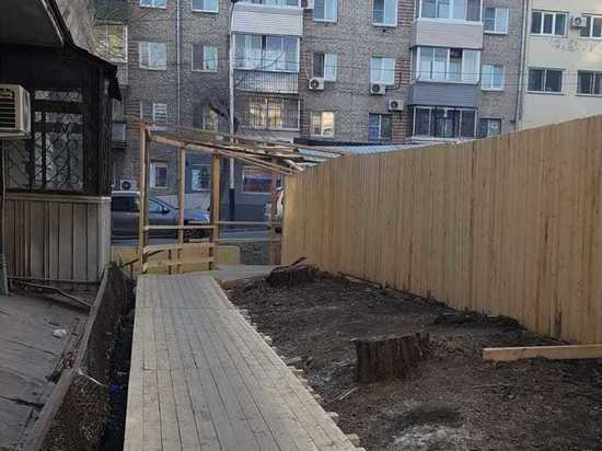     В Хабаровске забор будущей стройки на Волочаевской отодвинули от дома ФОТО: предоставлено жильцами
