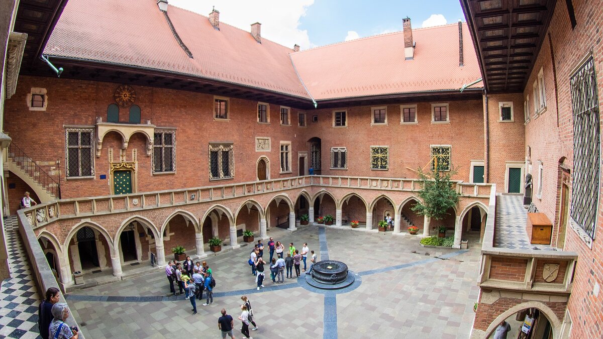 Kraków, Collegium Maius Uniwersytetu Jagiellońskiego. Ян Вайдута (1365, Дорогочин — 1402, Краков) — литовский князь и священник. Сын князя дорогочинского Бутовта, бежавшего в 1365 году из Литвы в Пруссию и Чехию, и внук князя трокского Кейстута. 
В феврале 1381 года 16-летний Вайдута Бутовтович бежал из Литвы в прусские владение Тевтонского ордена, откуда перебрался ко двору чешского короля Вацлава IV Люксембурга.
В Праге Вайдута принял католическое крещение и получил новое имя — Ян. Скорее всего после крещения он начал учиться в университете, вероятно, на факультете богословия. Возможно также принял сан священника.
С 1389 года Ян Вайдута упоминается в источниках как кустош (куратор) Кракова. Считается, что он получал церковные должности в Кракове и Сандомире при поддержке своего родственника, короля польского Владислава Ягелло. В 1401 году Ян Вайдута стал вторым ректором Краковского университета.
Весной 1402 года Ян Вайдута скончался и был похоронен в краковском кафедральном соборе.