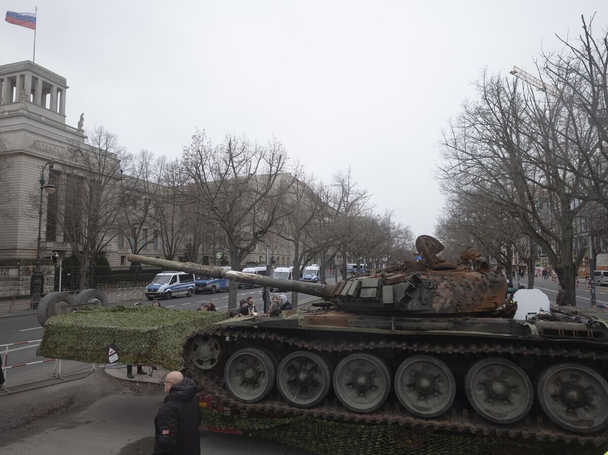    Танк, установленный у здания посольства России в Берлине© AP Photo / Markus Schreiber