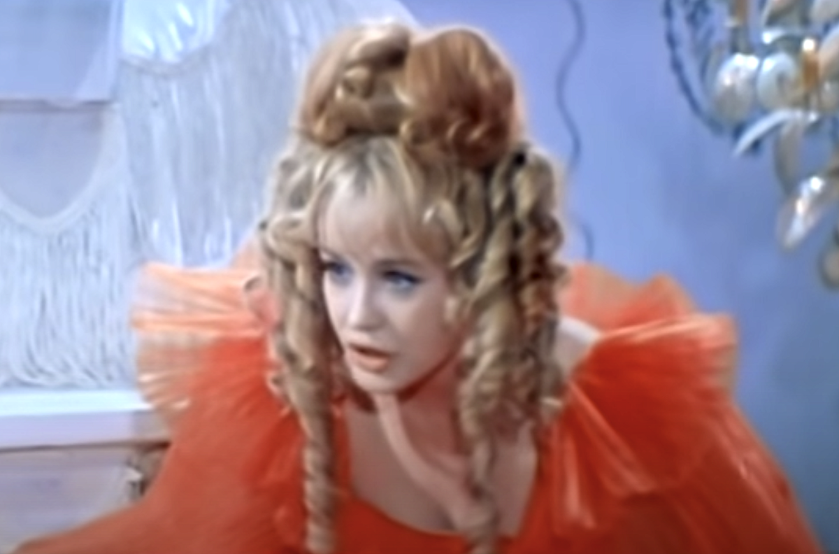 Марина Неёлова в фильме "Старая, старая сказка" (снимок с экрана) 