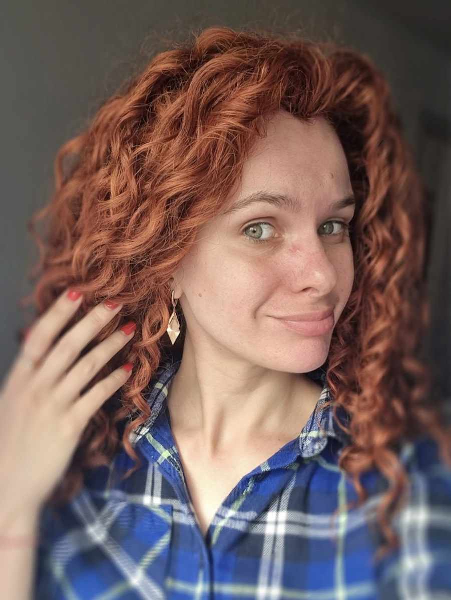 Конечно, блогеры транслируют в интернет идеальную картинку. Это нормально. Никому из нас не хочется выставлять себя потрепанную на всеобщее обозрение. Но за кадром мы все такие же, как обычные люди — периодически бываем с шелушениями, черными точками, потрескавшимися губами, морщинами, расширенными порами, прыщами... у кого что) 