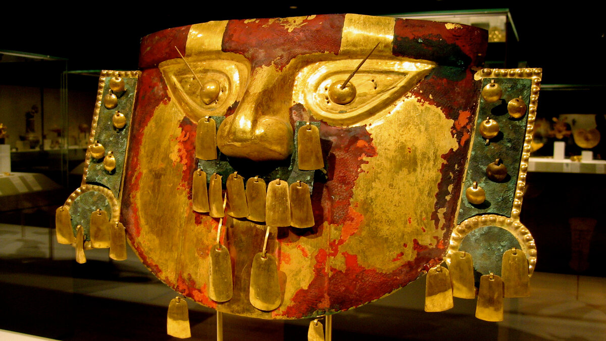 В древней гробнице сиканской культуры, была обнаружена раскрашенная маска. pinterest.com