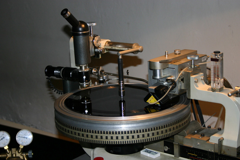 Дублированная пластина - это дешевый одноразовый ацетатный диск, срок службы которого ограничен примерно 50 прослушиваниями, прежде чем он испортится.