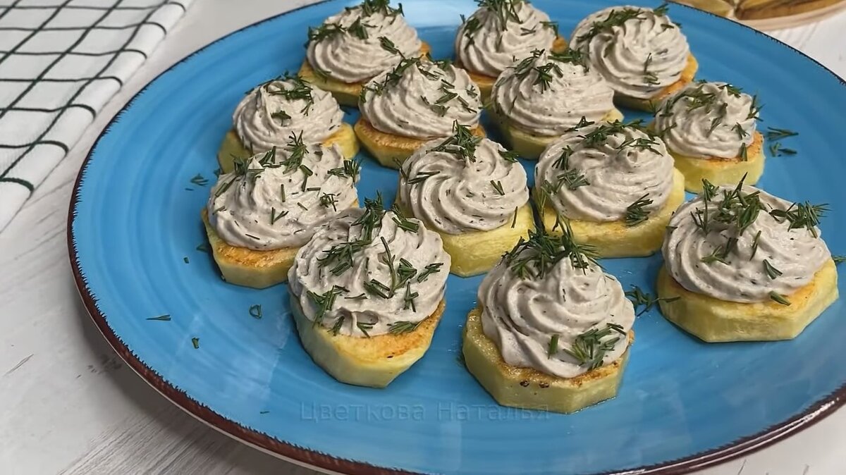 В этой закуске прекрасное сочетание вкусов — нежный запеченный картофель с рыбной намазкой. Из-за того, что картофель не такой калорийный, как хлеб, закуска получается легкой.-6