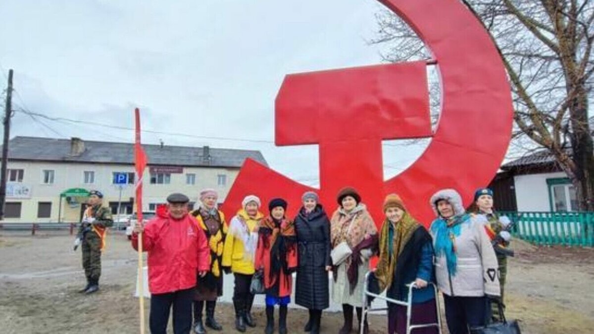     Прежний монумент поставили в Тункинском районе еще в советское время. В декабре 2022 года его демонтировали, а сейчас установили новую версию.