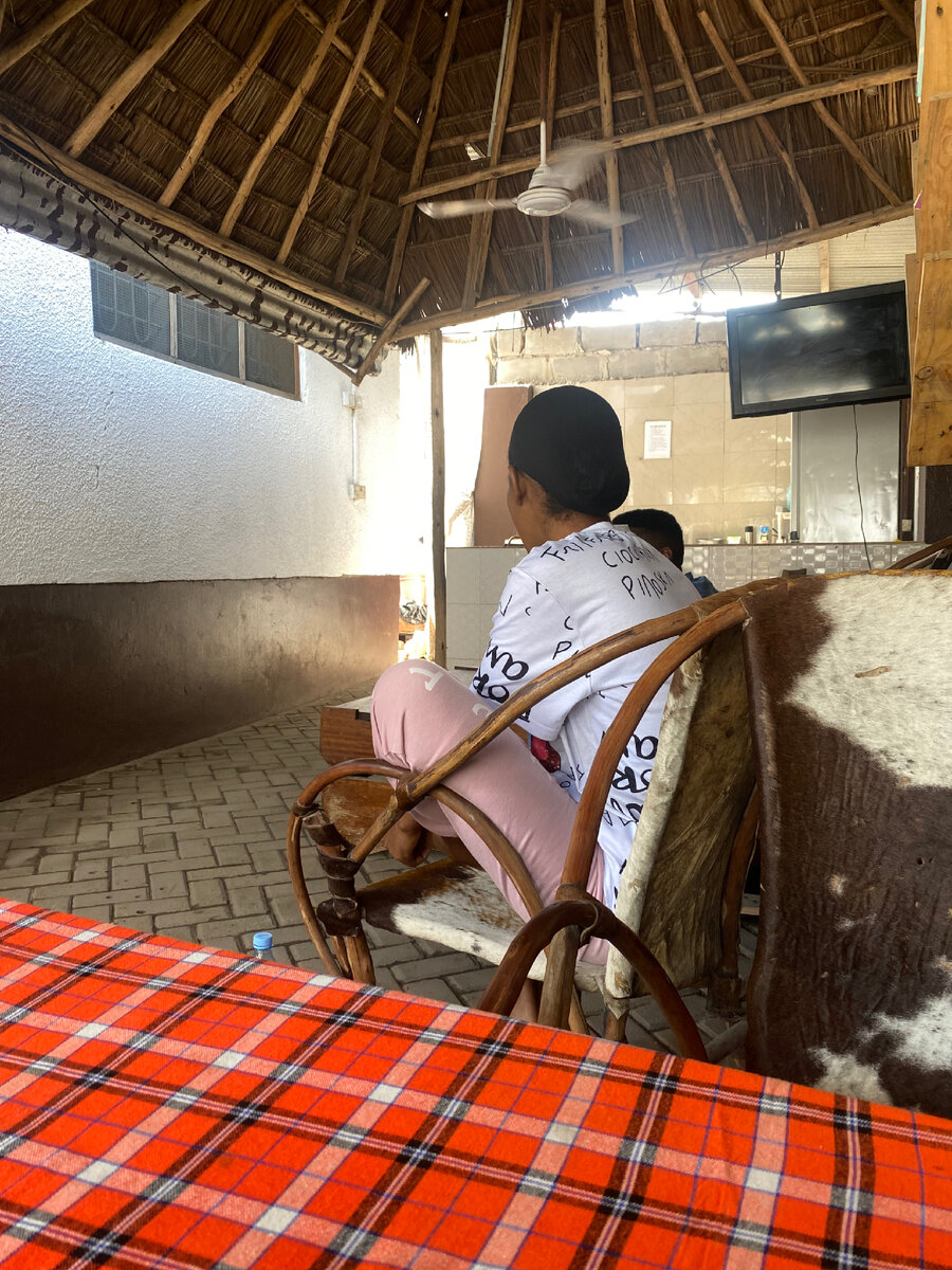 Агнесса во дворе дома