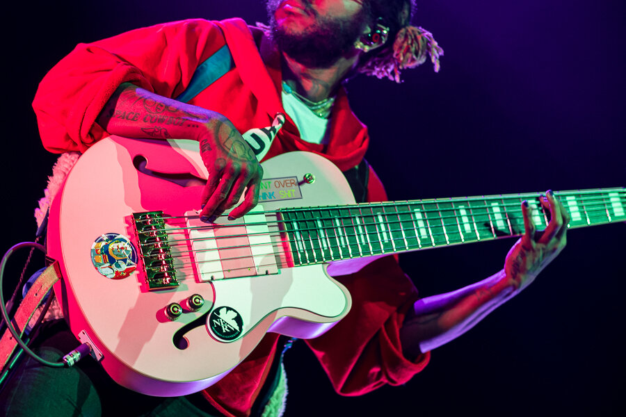 Бас-гитарист и сольный исполнитель Thundercat (на своём перфомансе)