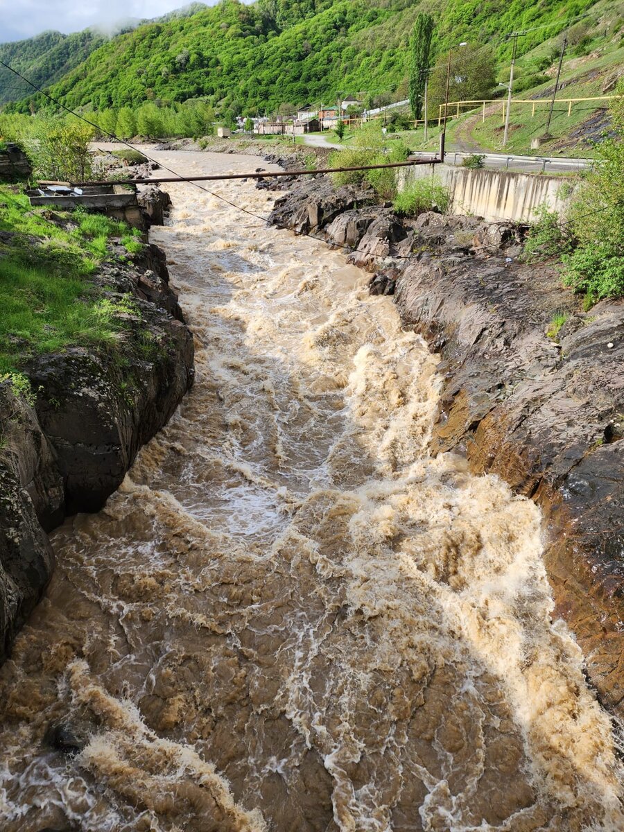 река Кубань на подъезде к Ущелью. В этом сезоне - бурная и шумная.