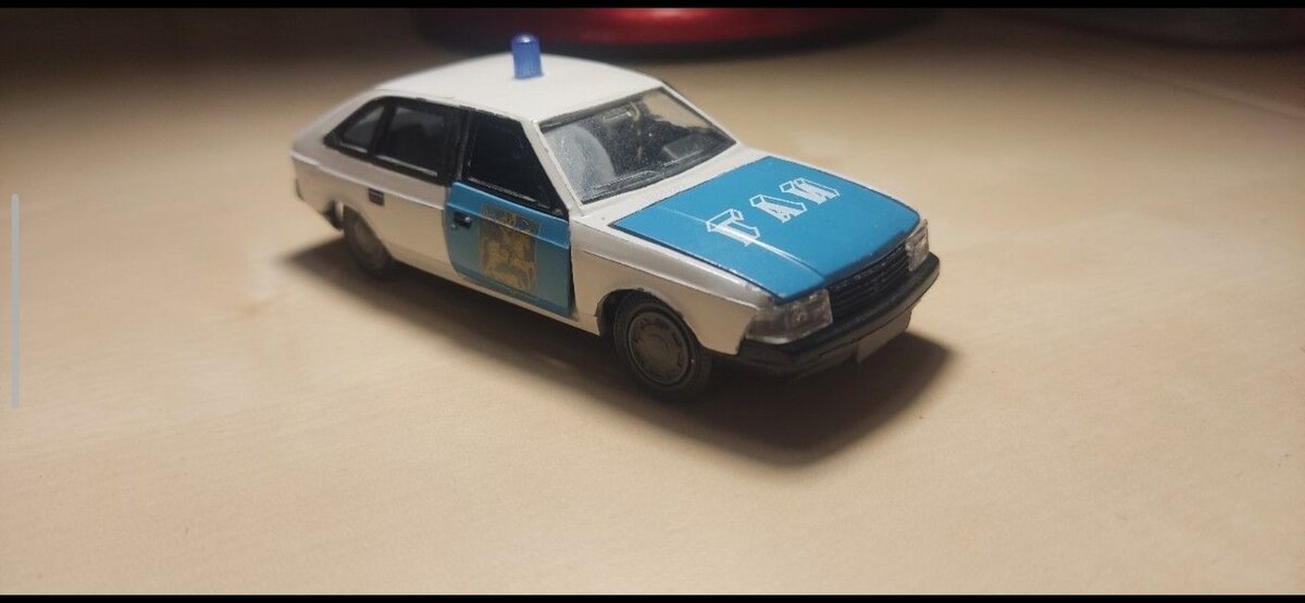 На капоте надпись "ГАИ" нанесена не обычным, а объемным ("3-Д") шрифтом. Такой тамп встречался на многих моделях 90-х (Волги, Уазы, Жигули и пр.), однако большая их часть уже зачумела. 