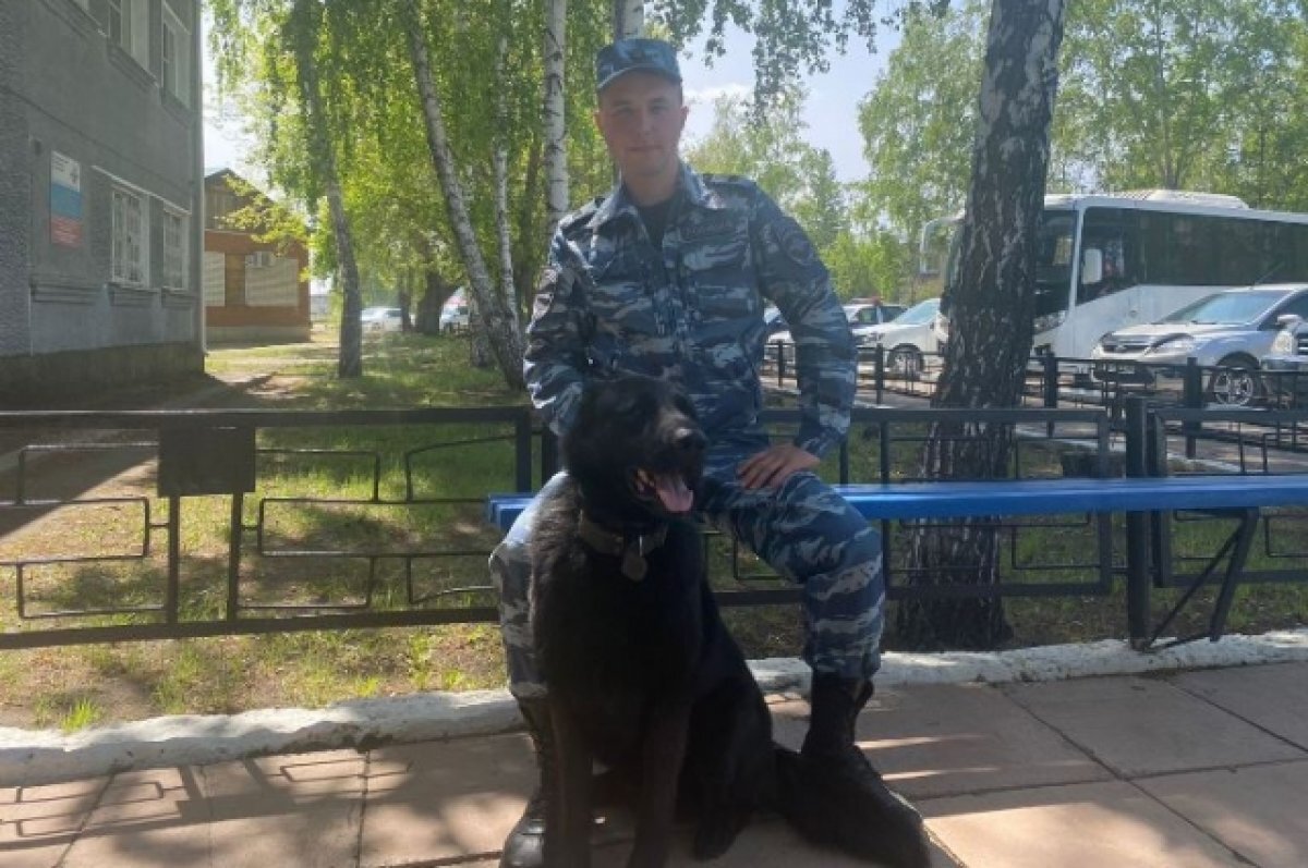    Полицейский и его напарник.