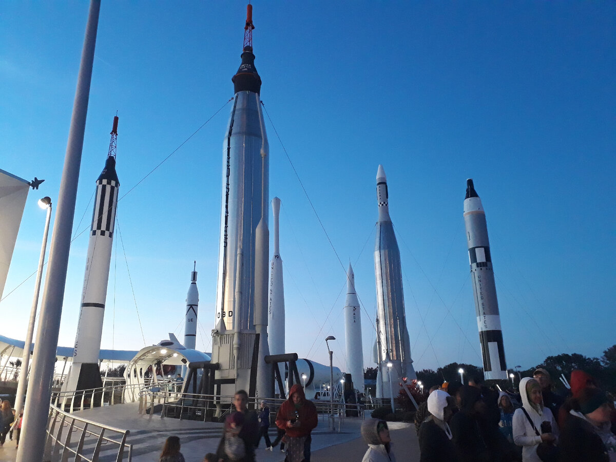 Так называемый Rocket Garden ("сад ракет") на территории Kennedy Space Center Visitor Complex. Не забывайте листать галерею –>