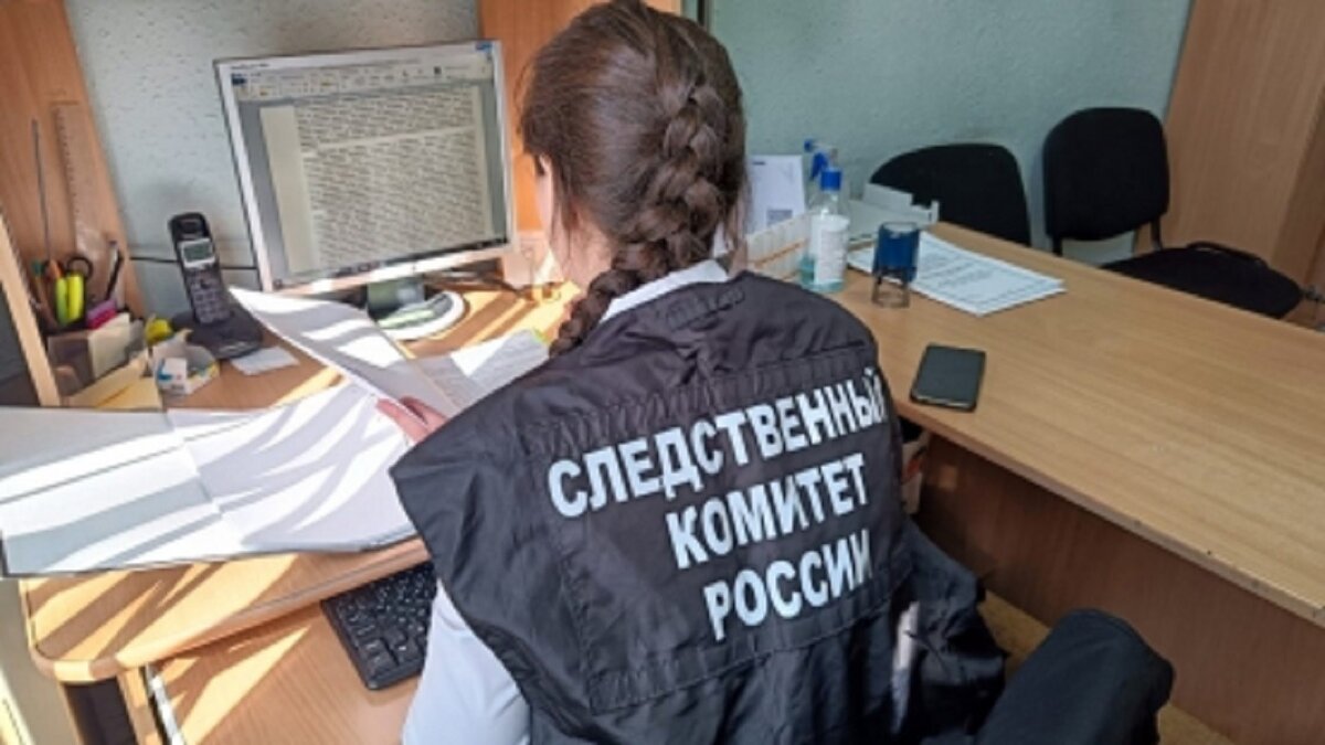     В Удмуртской Республике местная жительница предстанет перед судом по обвинению в применении насилия в отношении сотрудника Росгвардии. Она чуть не задавила его своим автомобилем. Об этом сообщает Следственное управление СК РФ по Удмуртской Республике.