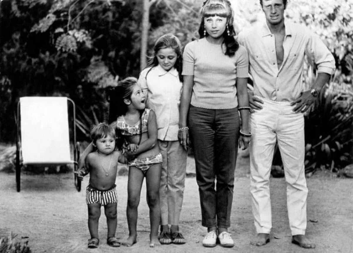 Семейное фото Бельмондо с первой семьей